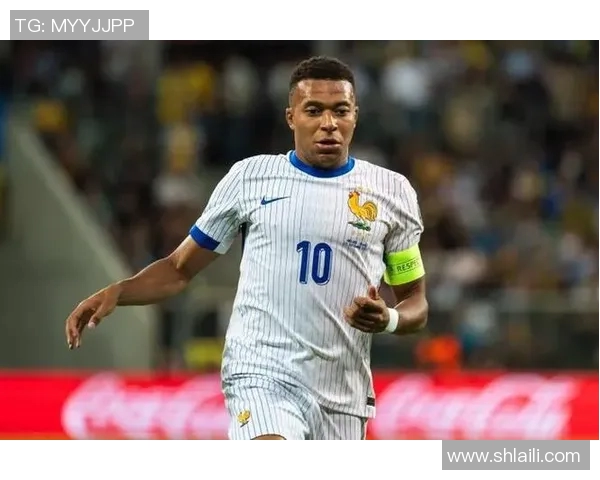 美国足球明星专访视频揭示他们的训练生活与职业梦想