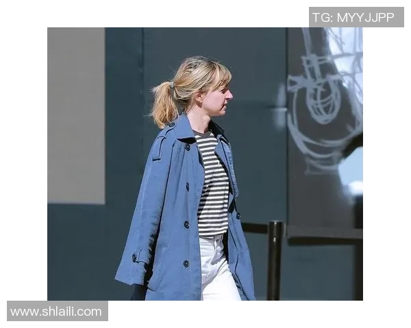 穿西装的足球明星展现魅力与风采的完美结合